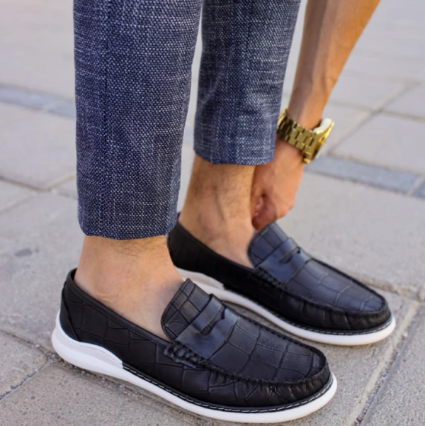 Sepatu Moccasin dengan Sol Bercorak